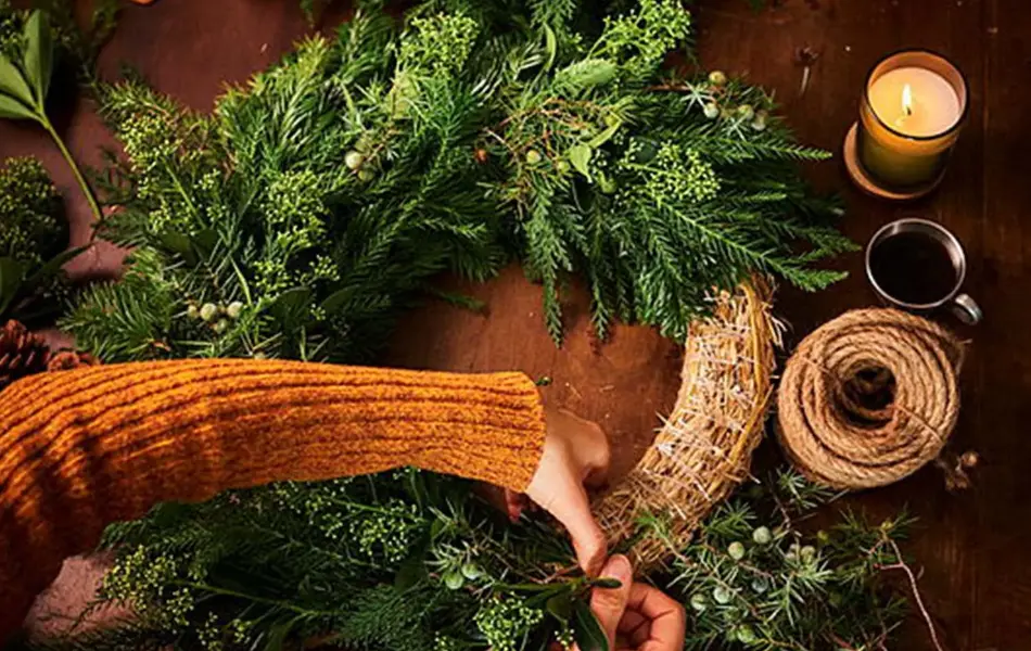 Noen som lager kranser med grønne kvister