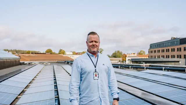 Øystein på taket, foran solcellepanel