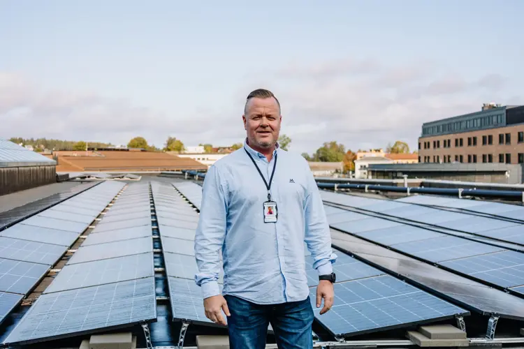 Vi har nylig installert solcellepanel på taket av senteret vårt, la oss fortelle deg litt om hvorfor!
