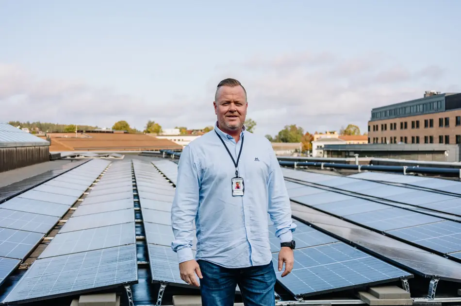 Øystein på taket, foran solcellepanel