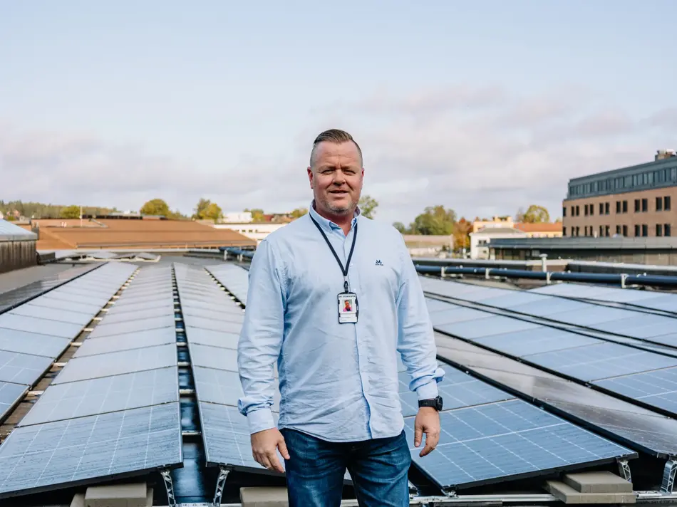 Øystein på taket, foran solcellepanel