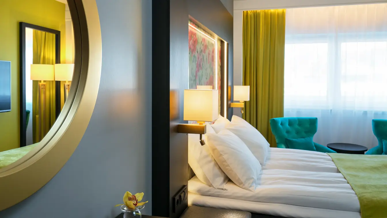 Dobbeltseng på double room med speil på Thon Hotel Arendal i Arendal sentrum