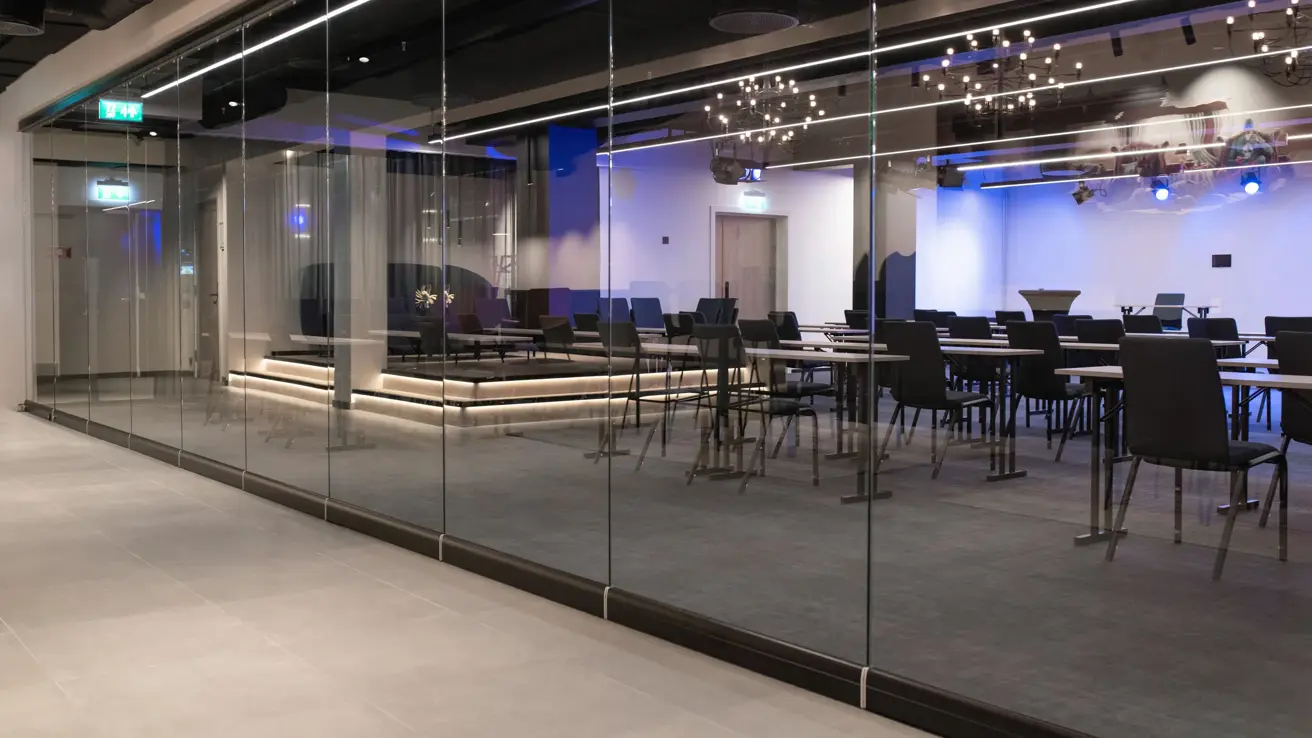 Glassvegg med innsyn til konferanserom på Thon Hotel Norge i Kristiansand. 