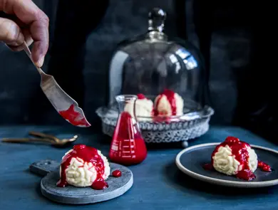 Pannacotta formet som en hjerne med bringebærsaus over