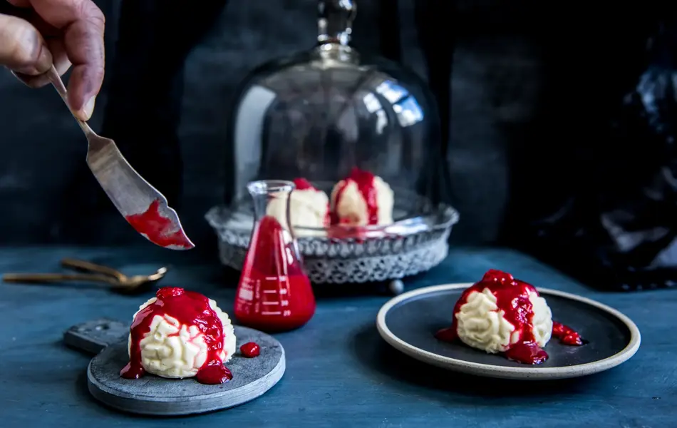 Pannacotta formet som en hjerne med bringebærsaus over