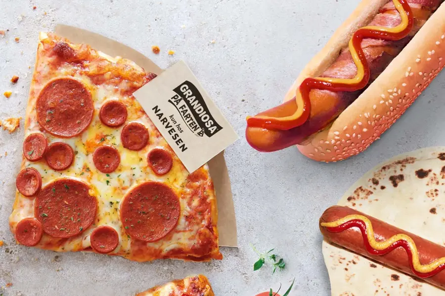 Kaffekopper ligger ved kaffebønner