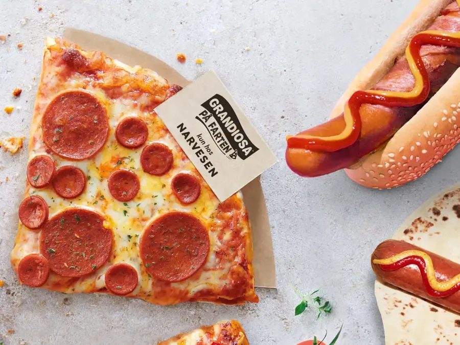 Kaffekopper ligger ved kaffebønner