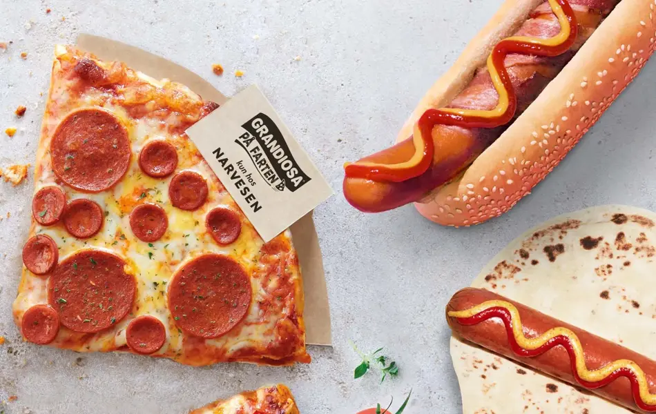 Kaffekopper ligger ved kaffebønner