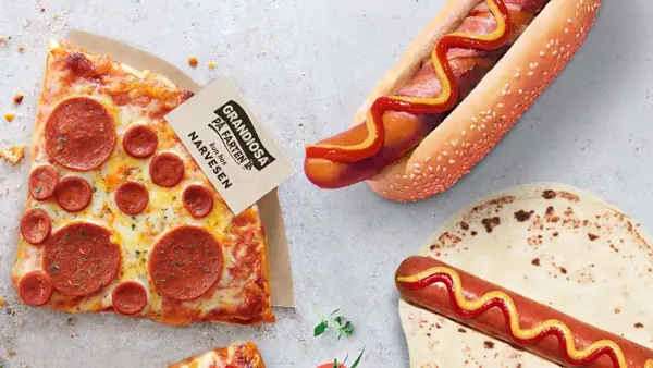 Kaffekopper ligger ved kaffebønner