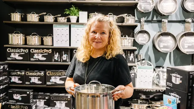 Dame som holder kjele