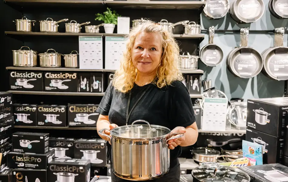 Dame som holder kjele