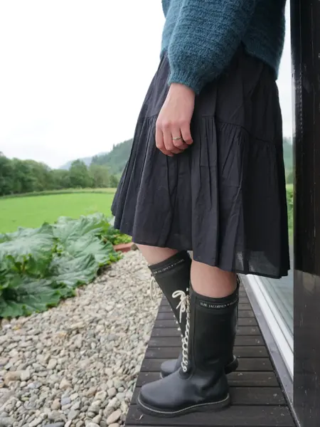 Dame i skjørt og støvler