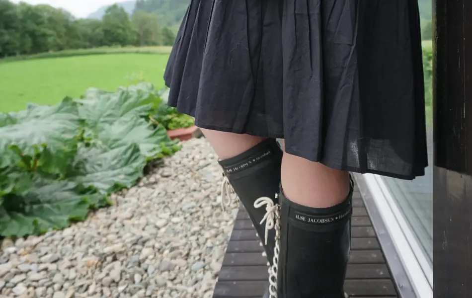 Dame i skjørt og støvler