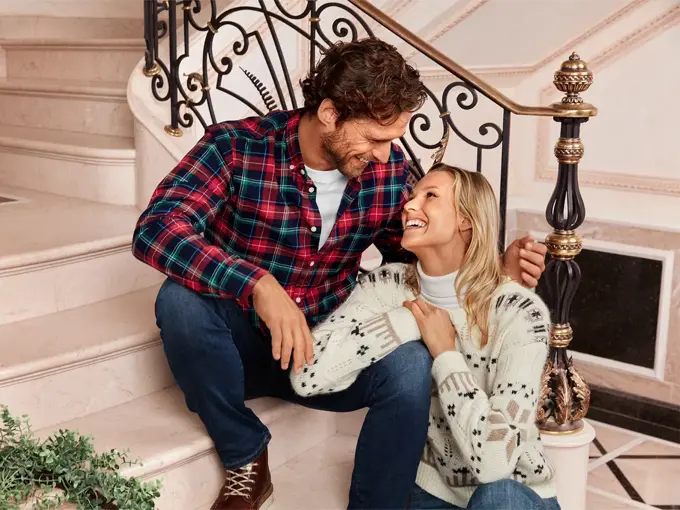 Mann og dame som sitter i en trapp