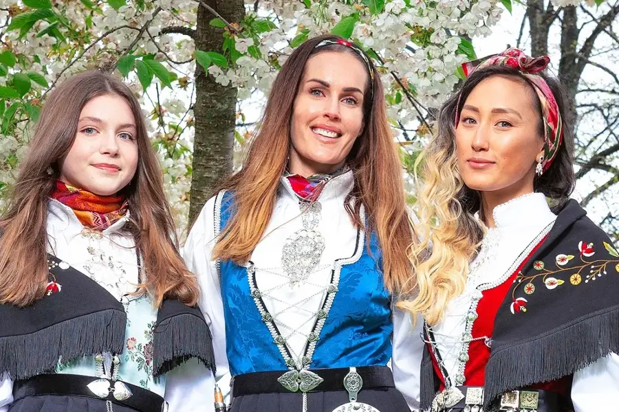 Bilde av tre damer i Rogalandsbunad