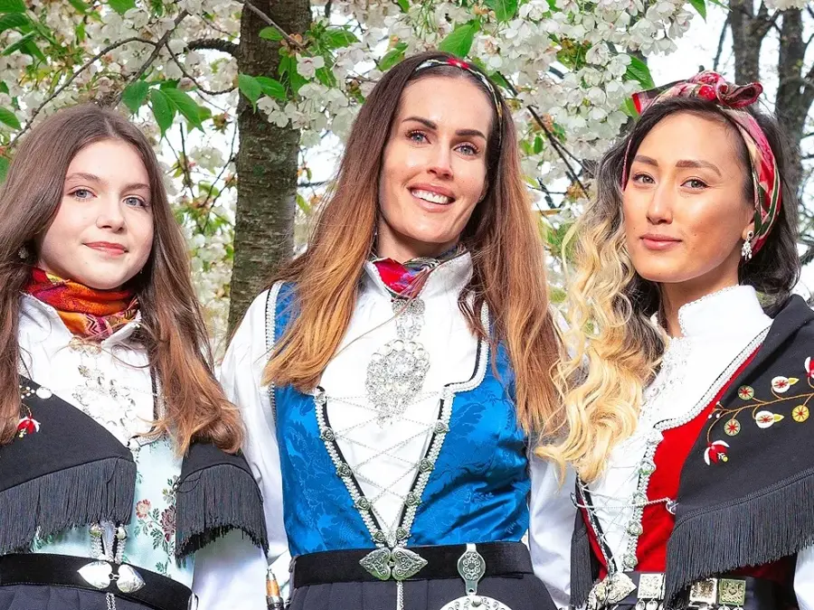 Bilde av tre damer i Rogalandsbunad