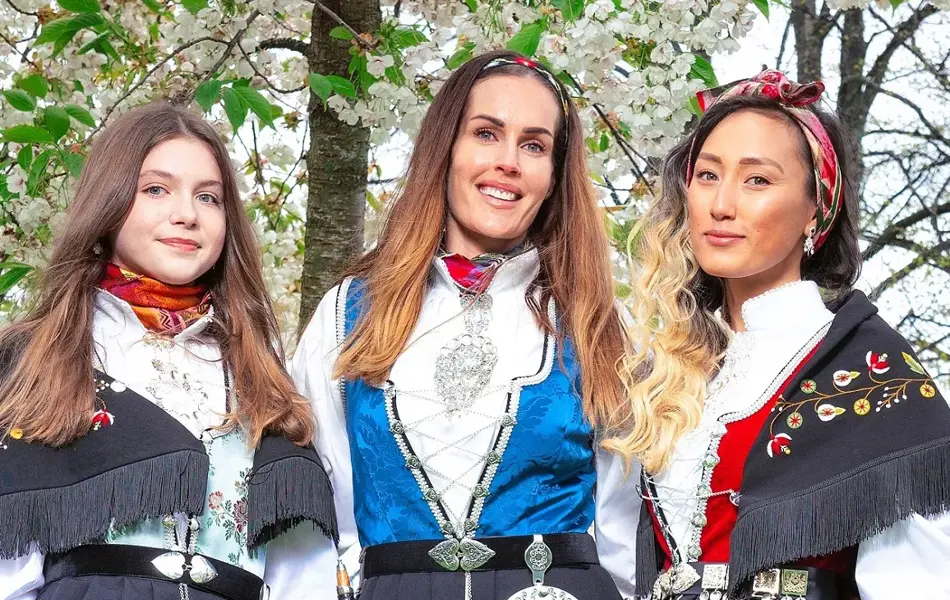 Bilde av tre damer i Rogalandsbunad