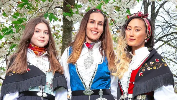 Bilde av tre damer i Rogalandsbunad
