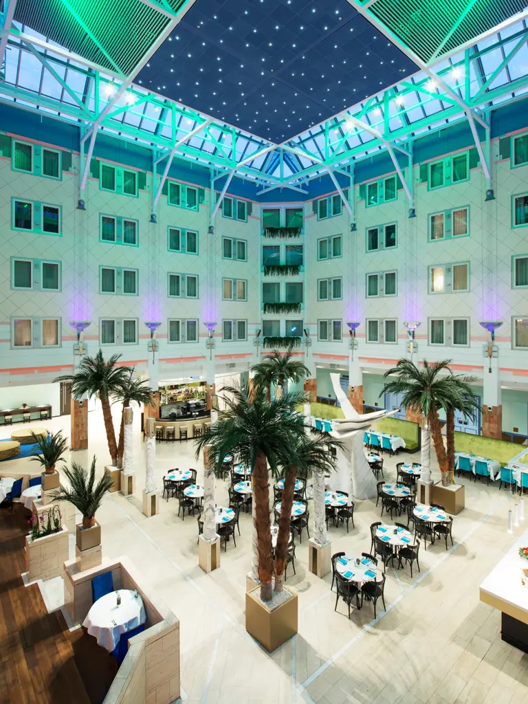 Atriet med dekket bord, stjernehimmel og grønn belysning på Thon Hotel Oslofjord i Sandvika