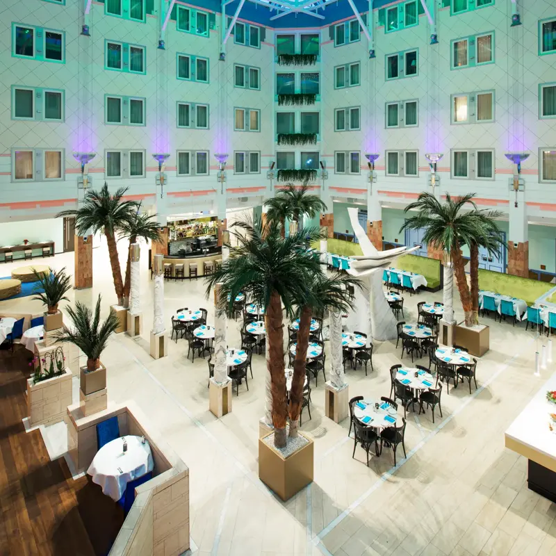 Atriet med dekket bord, stjernehimmel og grønn belysning på Thon Hotel Oslofjord i Sandvika