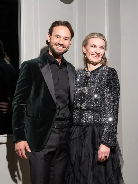 Mann og dame i festklær