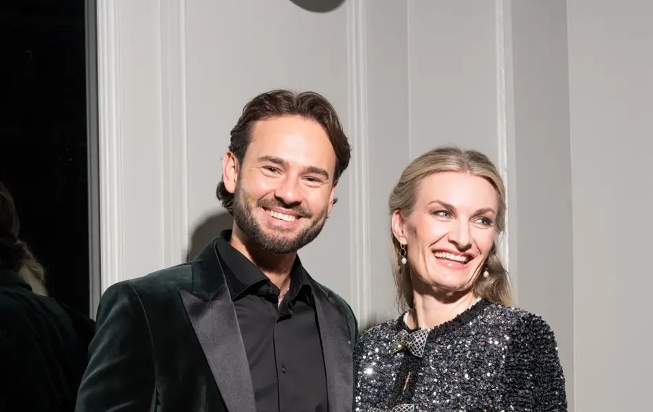 Mann og dame i festklær