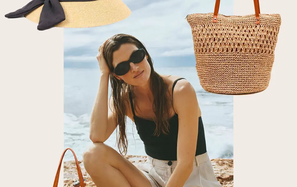 Stråhatt, to strå strandvesker, hvit sandal, dame på stranden i sort topp og beige shorts