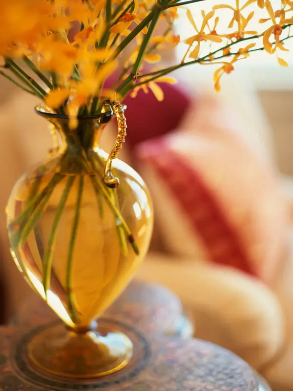 Nærbilde av en glassvase med stett med blomster i.