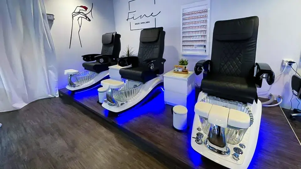 3 stoler står i en salong 