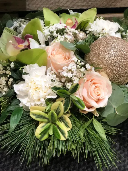 Blomsterbukket bundet fint sammen