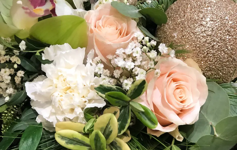 Blomsterbukket bundet fint sammen