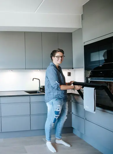 Dame på moderne kjøkken i leilighet på Strømmen Verksted