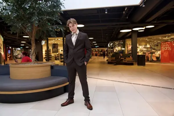 gutt i brun dress i fellesareal