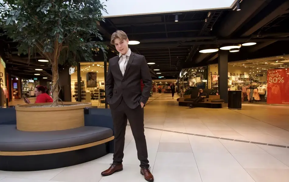 gutt i brun dress i fellesareal