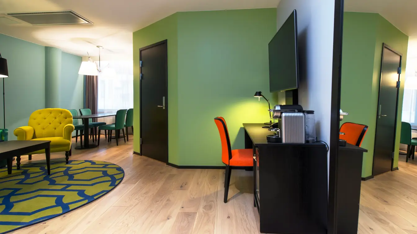 Skrivebord, stoler, smart-TV og spisebord i juniorsuite på Thon Hotel Vika Atrium i Oslo