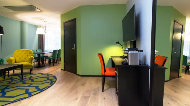 Skrivebord, stoler, smart-TV og spisebord i juniorsuite på Thon Hotel Vika Atrium i Oslo