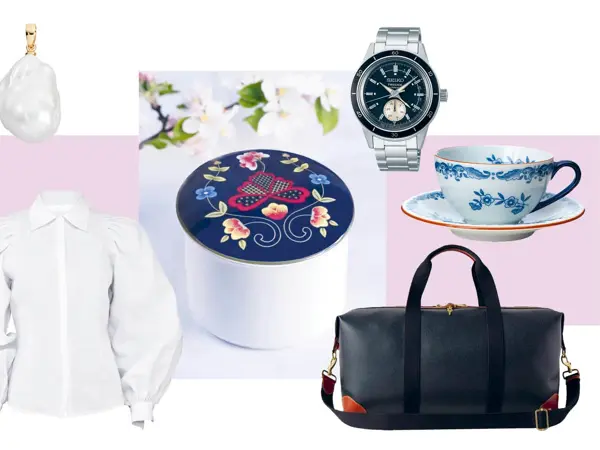 Saltvannsperle-anheng, linbluse, smykkeskrin, Seiko klokke, kaffekopp og skål og Mulberry weekendebag