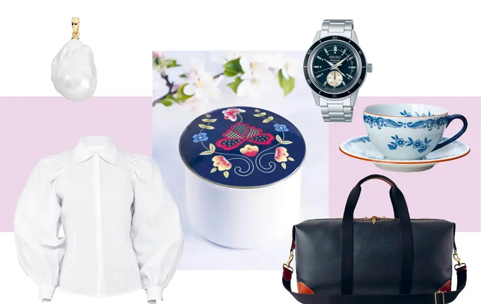 Saltvannsperle-anheng, linbluse, smykkeskrin, Seiko klokke, kaffekopp og skål og Mulberry weekendebag