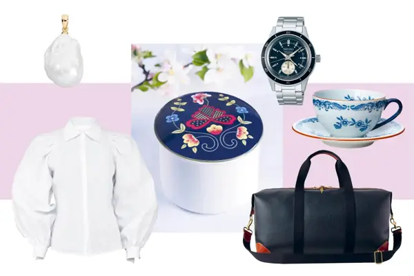 Saltvannsperle-anheng, linbluse, smykkeskrin, Seiko klokke, kaffekopp og skål og Mulberry weekendebag