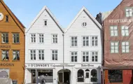Fasadebilde av Svensgården på Bryggen i Bergen.