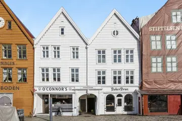 Fasadebilde av Svensgården på Bryggen i Bergen.