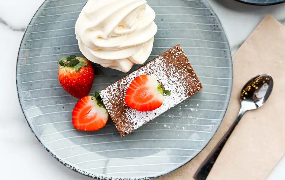 Kake, vafler og kafe på et bord