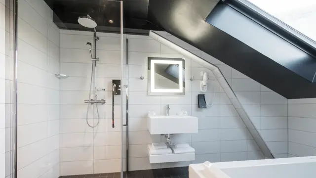 Bad med dusj og badekar og vask standard double room på Thon Hotel Spectrum i Oslo sentrum