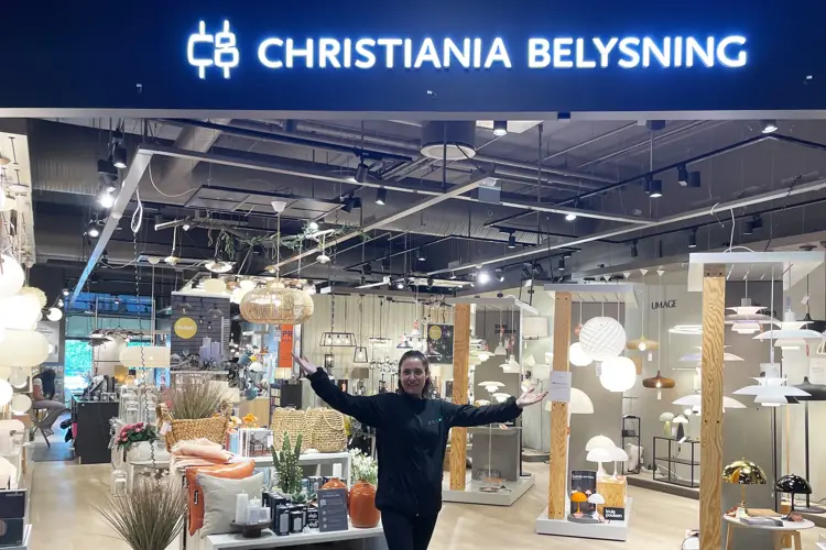 Birgul er butikksjef hos Christiania Belysning.