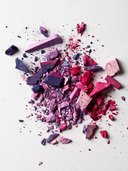 Knust øyenskygge i forskjellige nyanser av rosa og lilla