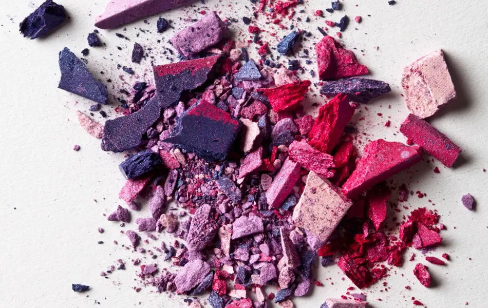 Knust øyenskygge i forskjellige nyanser av rosa og lilla