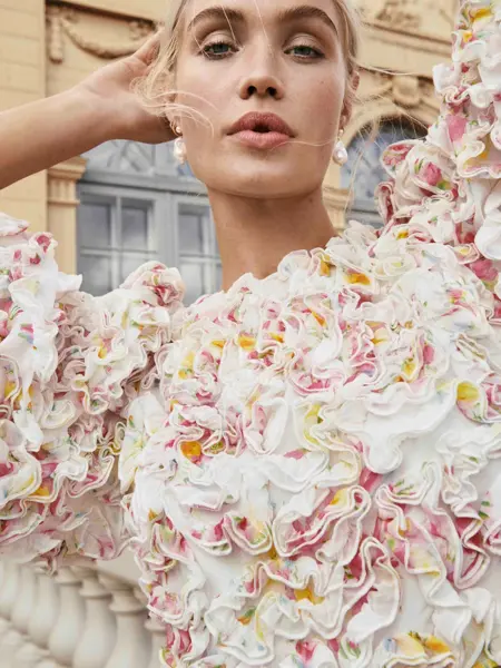 Dame i blomstrete topp