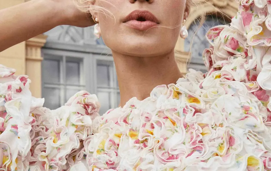 Dame i blomstrete topp