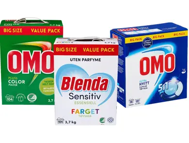 Tre store vaskemiddelpakker: OMO Color, Blenda Sensitiv og OMO Ultra Hvitt.