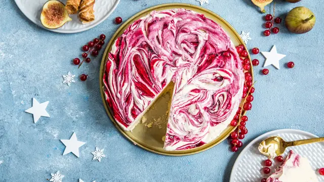 Rosa kake som mangler ett stykke